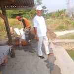 Jalan Tegal Danas Berstatus Darurat Debu, Pemdes Jayamukti dan Batching Plant Lakukan Penyiraman Rutin