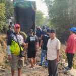 Gotong Royong Perbaiki Jalan Rusak, Tim Relawan Siman Sagita (Samyong) Wujudkan Aksi Nyata di Kampung Rancaiga