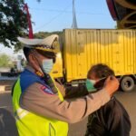 Sat Lantas Polres Metro Bekasi Bagikan Masker kepada Pengguna Jalan, Antisipasi Dampak Abu Vulkanik Anak Krakatau