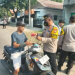 Antisipasi Debu Vulkanik Gunung Krakatau, Polres Metro Bekasi Gelar Aksi Bagi Masker untuk Pengguna Jalan