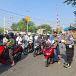 Polsek Cikarang Utara Bagikan Masker kepada 80 Personel Antisipasi Dampak Abu Vulkanik