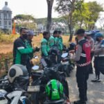 Polsek Cikarang Pusat Bagikan Masker kepada Pengguna Jalan, Antisipasi Dampak Debu Vulkanik Gunung Krakatau