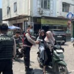 Polres Metro Bekasi Bagikan Masker Gratis kepada Masyarakat di Pasar Cikarang Baru Raya