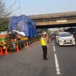 Gerak Cepat Satlantas Polres Metro Bekasi Tangani Gangguan Kendaraan Pengangkut Trafo di Kalimalang