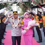 Farewell & Welcome Parade Kapolres Metro Bekasi, Kombes Pol Sumarni Estafetkan Tongkat Kepemimpinan kepada Kombes Pol Andi Oddang Riuh Hutomo